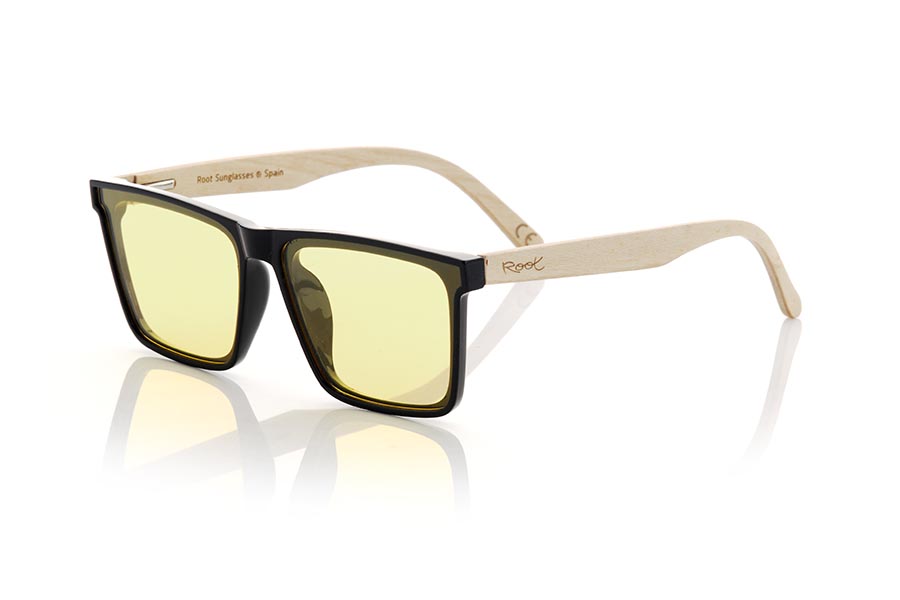 Gafas de Madera Natural de Arce modelo SUND. Las gafas de sol SUND son el accesorio perfecto para los amantes de los diseños más angulosos y atrevidos. Fabricadas con una montura totalmente plana en color negro satinado, estas gafas destacan por sus formas cuadradas y angulosas, aptas tanto para hombres como para mujeres más atrevidas. Las varillas de madera de ARCE le dan un toque cálido y natural a estas gafas de sol que montan lentes planas transparentes en tonos amarillos, azules, rosas o verde khaki, una opción más discreta. Con las SUND lucirás un estilo moderno y desenfadado que no pasará desapercibido. Medida frontal 147x49mm Calibre: 55 | Root Sunglasses® 